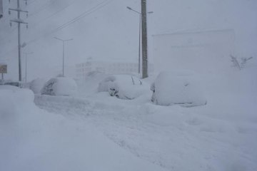 BİTLİS'TE OKULLAR 3 GÜN TATİL EDİLDİ; ARAÇLAR YOLDA KALDI