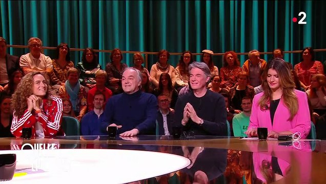 Olivier Truchot face à des images de lui à ses débuts à la télévision dans Quelle époque! - France 2