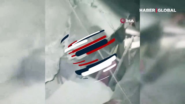 Osmaniye'de deprem nedeniyle çöken binada enkaz altında kalan vatandaşlar böyle kurtarıldı