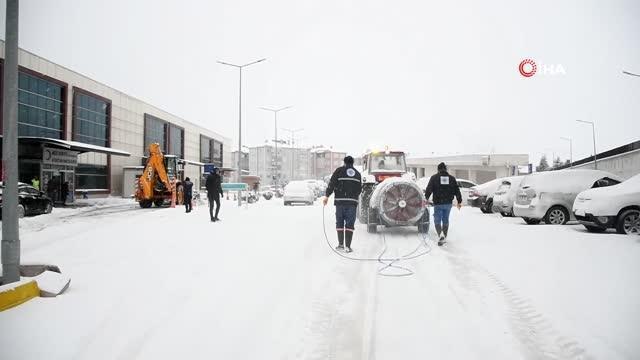 Biga Belediyesi ekipleri küreme ve tuzlama çalışmalarını sürdürüyor