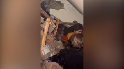 Binanın enkazından böyle çıktılar