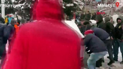 Enkaz önündeki otomobili vatandaşlar elleriyle çekti