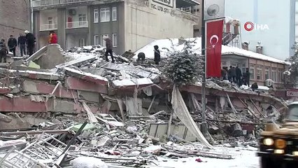 Çöken binalarda kurtarma çalışmaları sürüyor