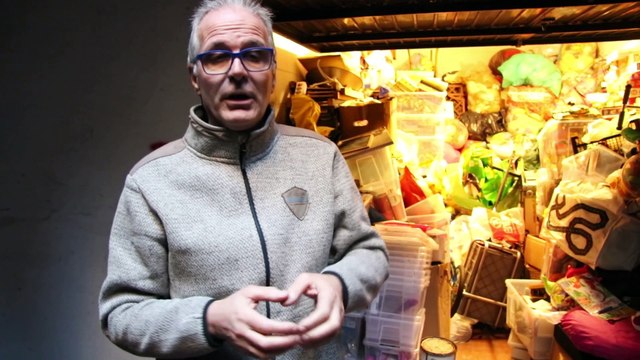 Il Punto riciclo a Milano: scaffali sui marciapiedi per donare a chi è in difficoltà
