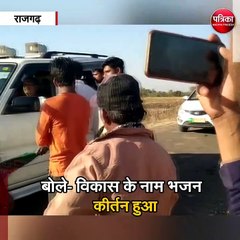 गांव पहुंचे विधायक को लोगों ने दिखाए काले झंडे