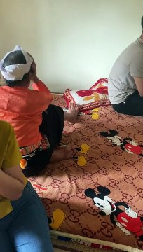 Cháu bật khóc quỳ tạm biệt bà trước khi đi nhập ngũ, chỉ sợ ngày về chẳng còn bà ra đón