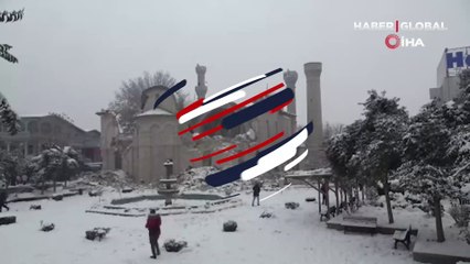 Tarihi cami depremde yıkıldı