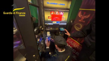 Teneva incassi delle slot machine, denunciato gestore a Varese