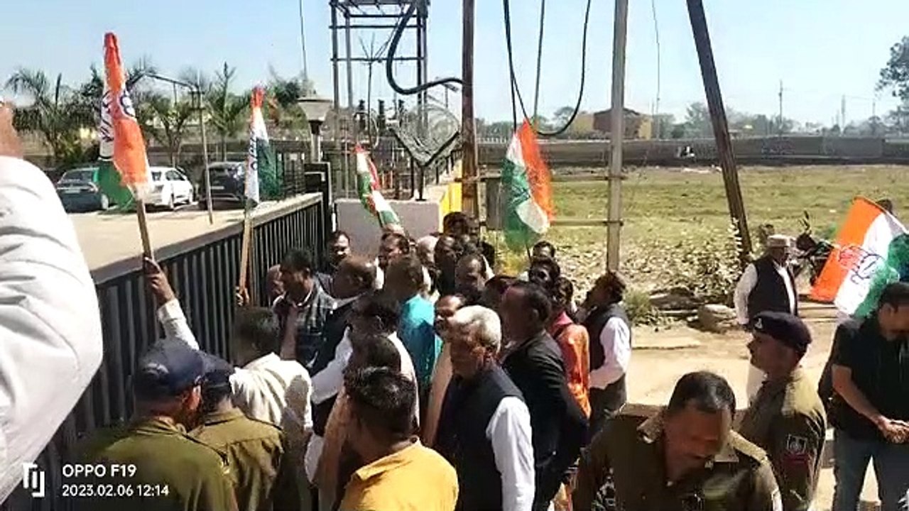 satna: अडानी मामले में कांग्रेस ने घेरा एलआईसी दफ्तर