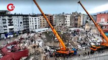 Kahramanmaraş'ın Pazarcık ilçesi merkezli 7,7 büyüklüğündeki depremden etkilenen Hatay'ın İskenderun ilçesinde bazı binalar yıkıldı.