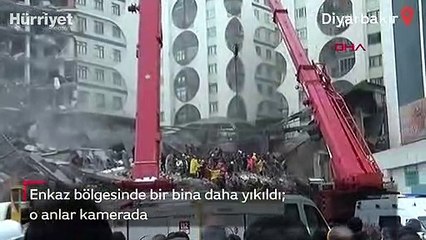 Enkaz bölgesinde bir bina daha yıkıldı; o anlar kamerada
