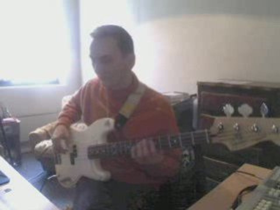 Djimix a la basse sur magma -de futura