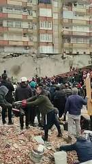 Diyarbakır'da depremin bilançosu: 14 can kaybı, 226 yaralı ve onlarca bina yıkıldı...