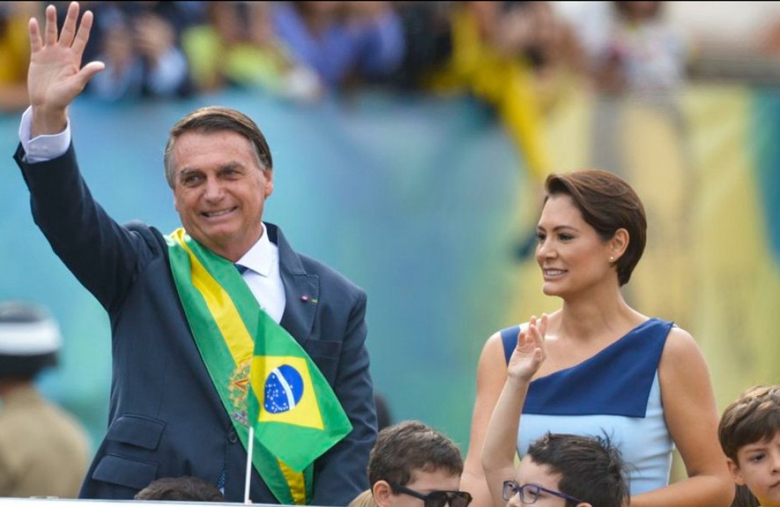 Michelle Bolsonaro se pronuncia após acusações de ter pago silicone com cartão corporativo