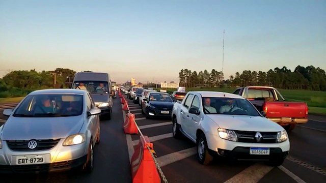Fluxo de veículos na BR-277 deixa o trânsito lento do Trevo Cataratas até o Show Rural