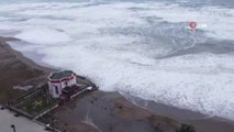 Fırtınayla beraber kıyı erozyonu da başladı: Karadeniz o ilçeyi yutmaya devam ediyor