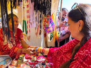 Video: राजे को देख छात्रा बोली: आपने स्कूटी दी, अब आप भी करो सवारी