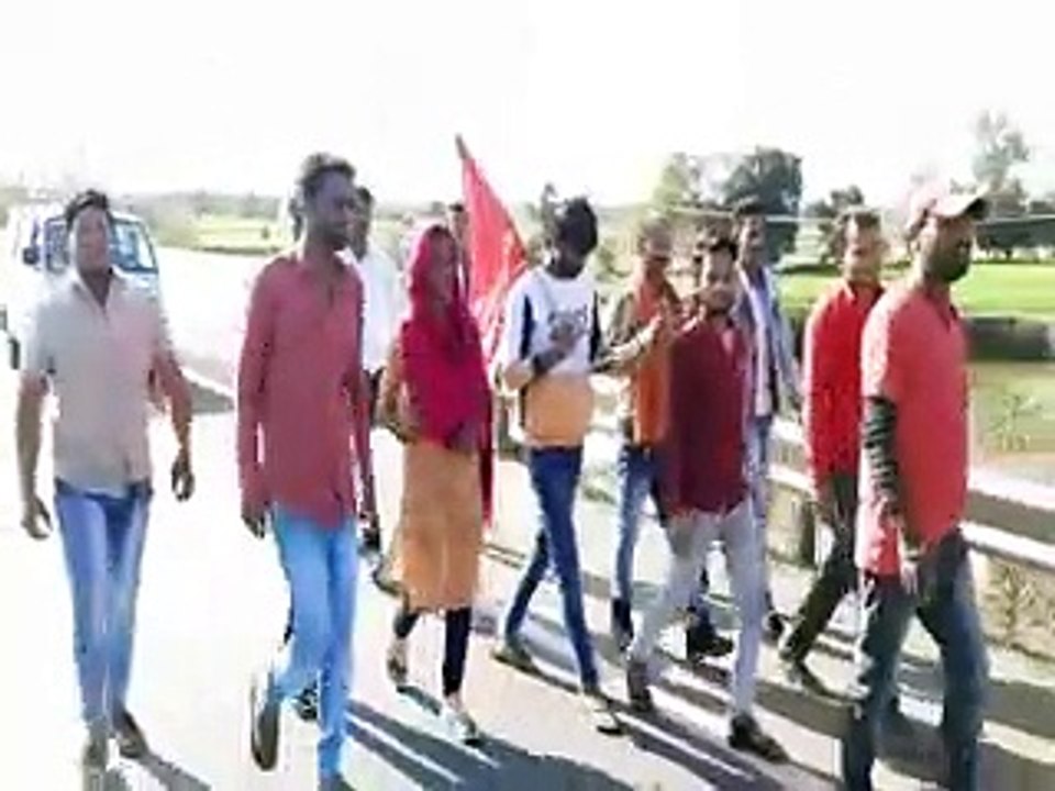 ऐसा क्या है, जो वो 850 किमी पैदल यात्रा कर रही है