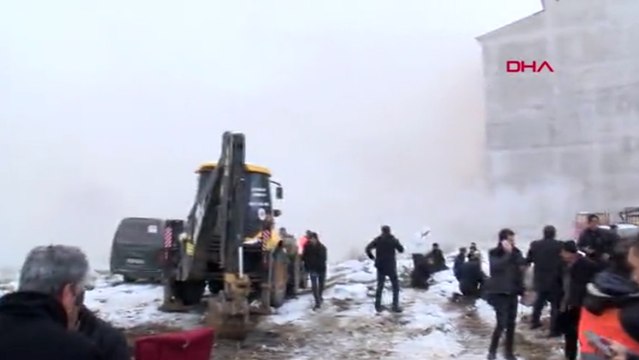 İlk depremde boşaltılan bina ikinci depremde yıkıldı, deprem anı canlı yayında