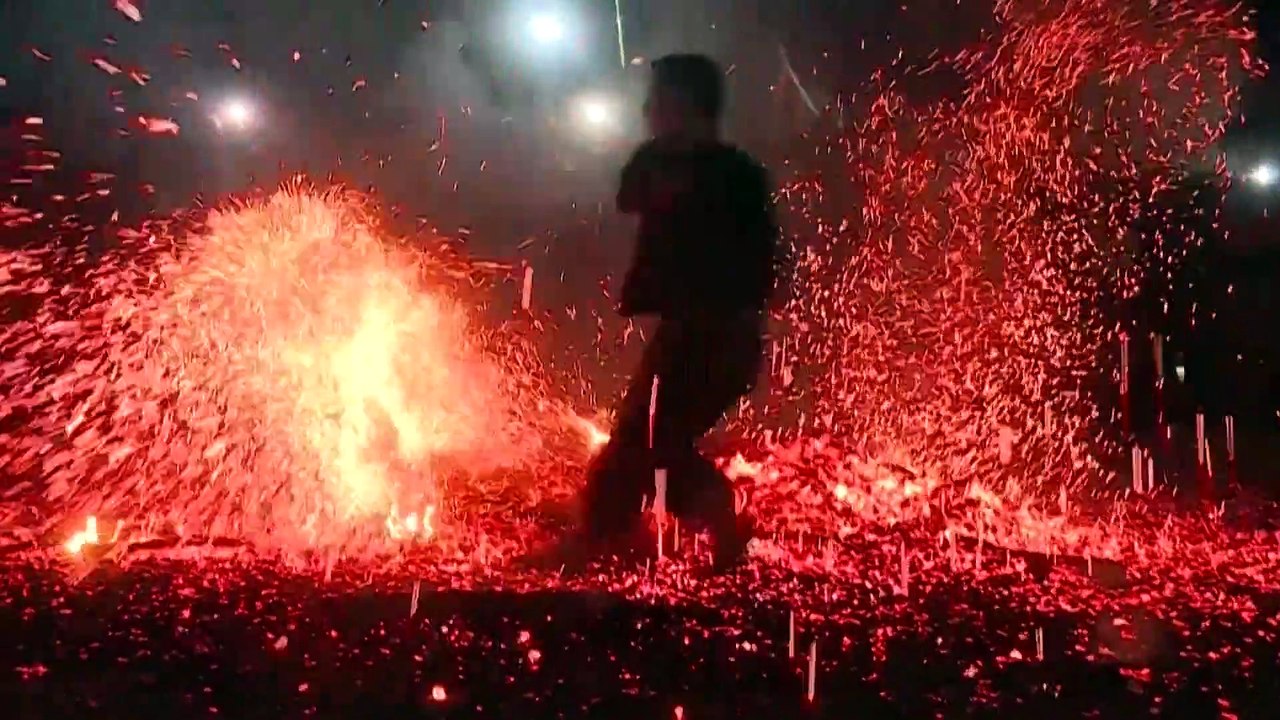 Gegen Dämonen und für eine gute Ernte: Spektakulärer Feuertanz in Vietnam