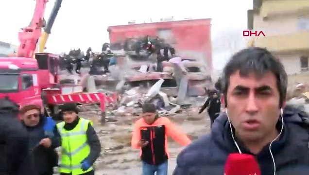 Canlı yayında deprem anı! Enkazın üstünde yakalandılar