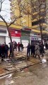 Gaziantep'te hasarlı binanın yıkılma anı vatandaş kamerasına yansıdı
