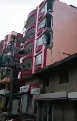 Samandağ'dan Antakya'ya giden ana yoldaki binalar enkaza döndü