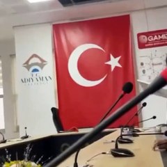 Bakan Adil Karaismailoğlu, basın toplantısı sırasında depreme yakalandı.