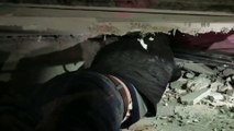 محاولات إنقاذ عالقين من تحت أنقاض المباني المدمرة جراء الزلزال شمال سوريا
