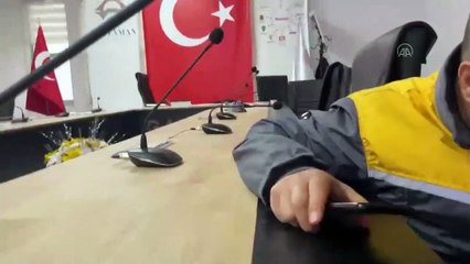 Bakan Adil Karaismailoğlu depreme toplantıda yakalandı