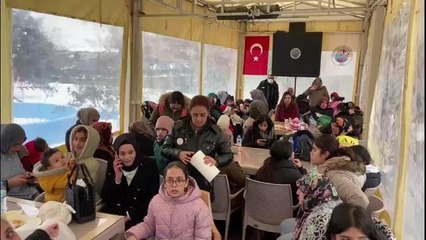 Download Video: 7,7 Büyüklüğündeki Deprem 10 İli Vurdu… Malatya Darende'de Depremzedeler İçin Çadır Kuruldu, Çorba Dağıtıldı