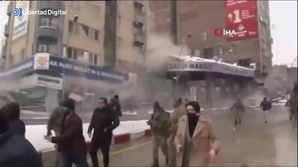 Logran captar el sobrecogedor momento en el que se hunde un edificio durante el terremoto de Turquía