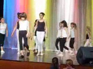 Emili danse en groupe la suite