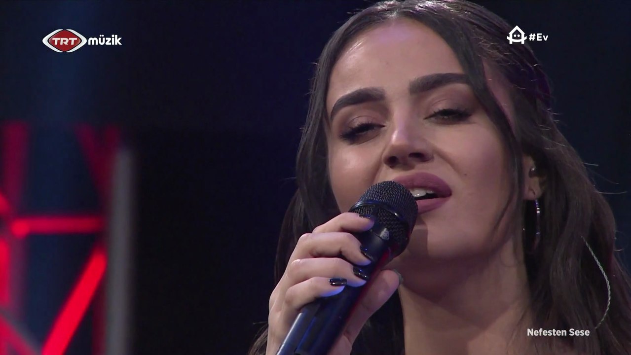 Elif Buse Doğan / Bahçada yeşil çınar boyun boyuma uyar