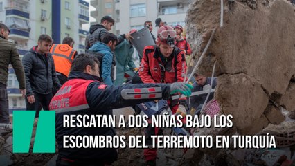 Rescatan a dos niñas bajo los escombros del terremoto en Turquía