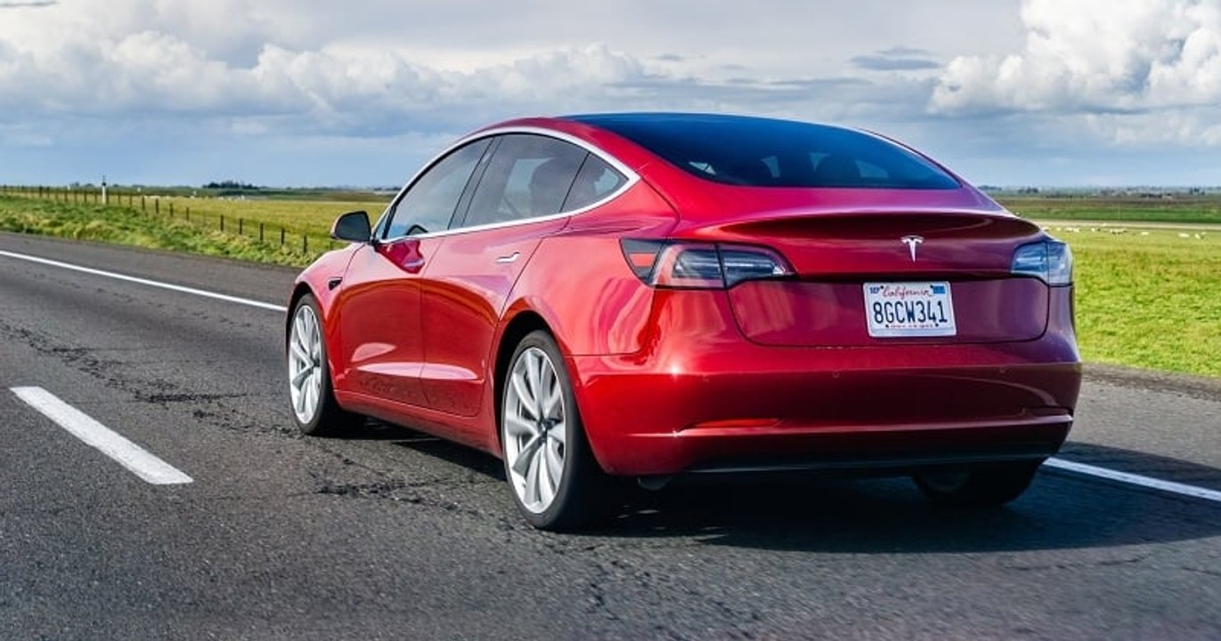 « Elle dort complètement et c'est sa voiture qui conduit » : aux États-Unis, une conductrice surprise endormie au volant de sa Tesla