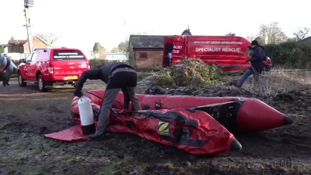 Moment specialist divers enter River Wyre searching for missing Nicola Bulley