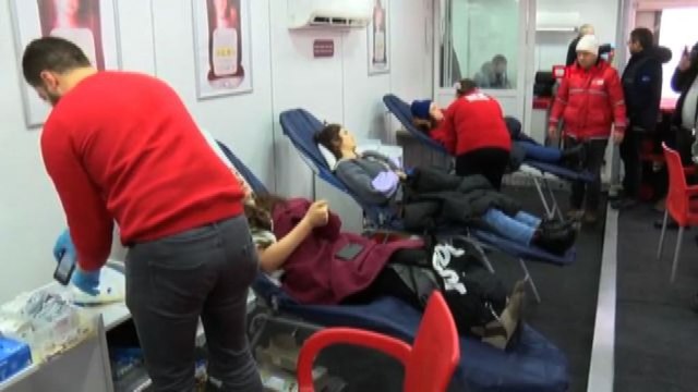 Sisma Turchia-Siria, a Istanbul è gara per donare il sangue