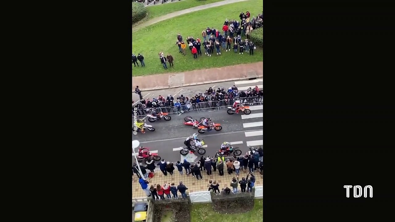 Ce pilote fonce sur les jambes de son adversaire tombé au sol