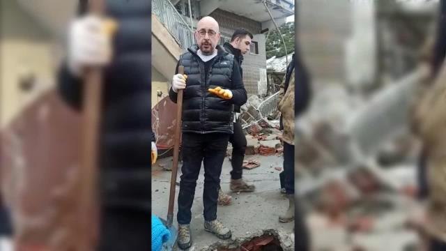 Uğur Poyraz'dan İslahiye'de Arama Kurtarma Çalışmaları İçin Yetkililere Çağrı: Göçük Altında Binada Bir Anne Oğul Var... Bir Makine ve Ekipmanla Bir...
