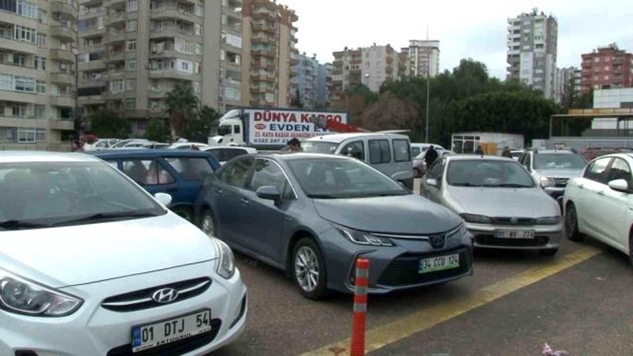 Binaları hasar gören vatandaşlar açık otoparklarda konaklıyor