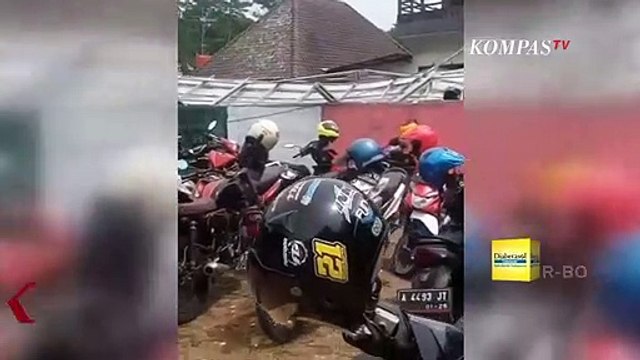 Akibat Angin Kencang, Belasan Motor di Pandeglang Tertimpa Atap Parkiran