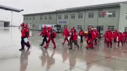 MSB: "Deprem bölgesindeki arama-kurtarma çalışmalarına şu an itibarıyla 3 binin üzerinde Mehmetçik katkı sağlıyor"