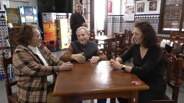 Un matrimonio de sordomudos que regenta un bar lleva más de medio siglo 'hablando' con los clientes y amigos