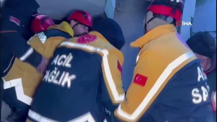 14 yaşındaki Fatma enkazdan 15 saat sonra böyle kurtarıldı