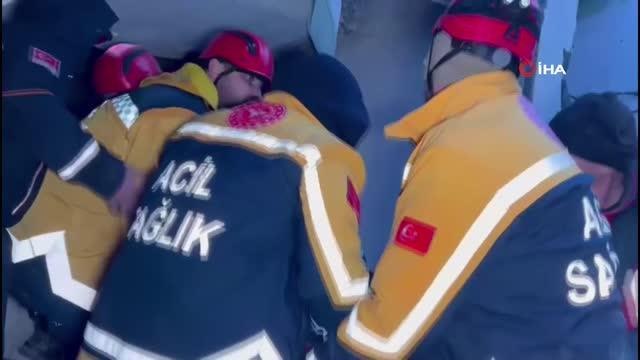 14 yaşındaki Fatma enkazdan 15 saat sonra böyle kurtarıldı