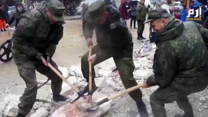 جنود روس يقدمون المساعدة للسكان المتضررين من الزلزال في سوريا