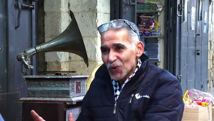 جمال حمو اخر مصلحي اجهزة الاسطوانات القديمة في نابلس