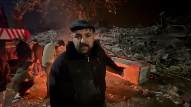 Ekipler gelmedi dedi isyan etti, kardeşini enkazda kendisi aradı