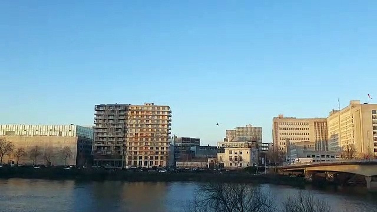 Un hélicoptère de la gendarmerie survole Nantes à basse altitude